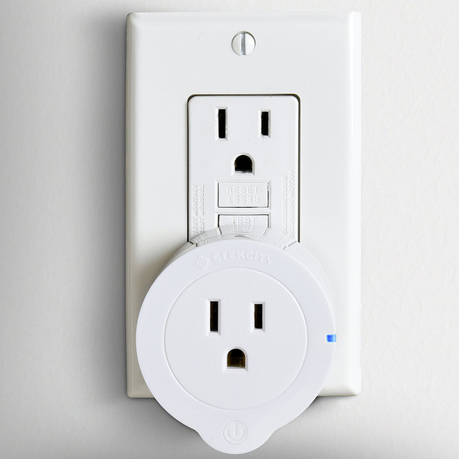  Ô cắm Smart Plugs bắt mắt với màu trắng thanh thoát, 3 chân cắm trên một mặt tròn tựa như khuôn mặt của một nhân vật hoạt hình vui nhộn, tương thích với hầu hết các thiết bị điện tử trên thị trường. 